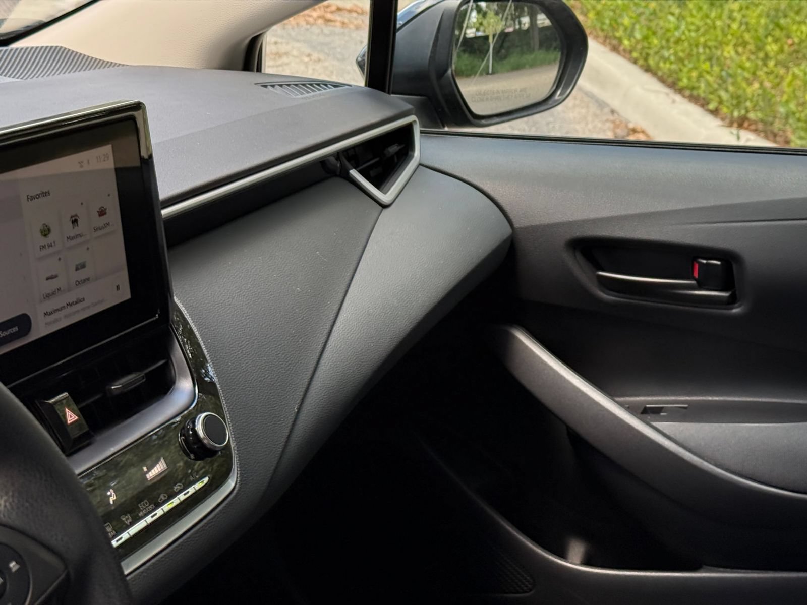 Used 2025 Toyota Corolla LE FWD image 29