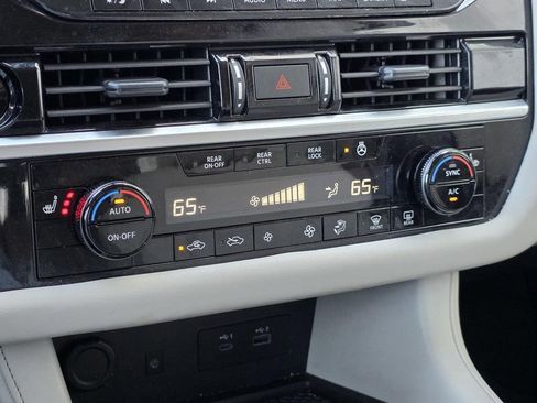 Used 2025 Nissan Pathfinder SL AWD/4WD image 26