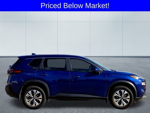 Used 2022 Nissan Rogue SV image 3