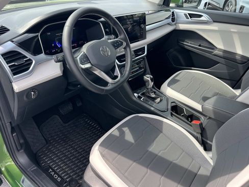 Used 2025 Volkswagen Taos SE w/ Panoramic Sunroof Package image 5
