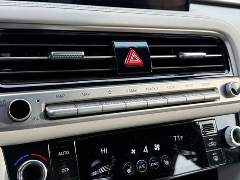 Used 2025 Genesis G70 2.5T image 19