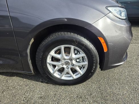 Used 2023 Chrysler Pacifica Touring-L image 9