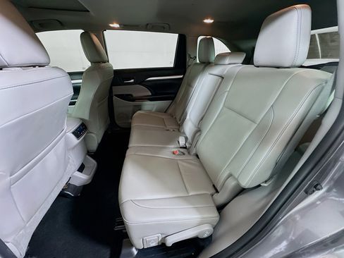 Used 2019 Toyota Highlander XLE image 26