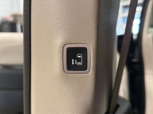 Used 2023 Chrysler Voyager LX FWD image 33