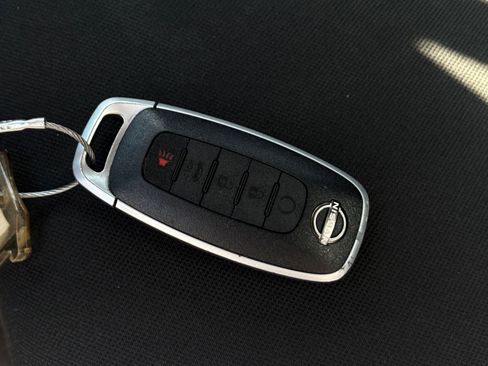 Used 2025 Nissan Versa SV image 29