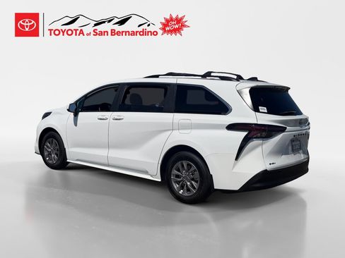 Used 2025 Toyota Sienna LE w/ LE Plus Package FWD image 3