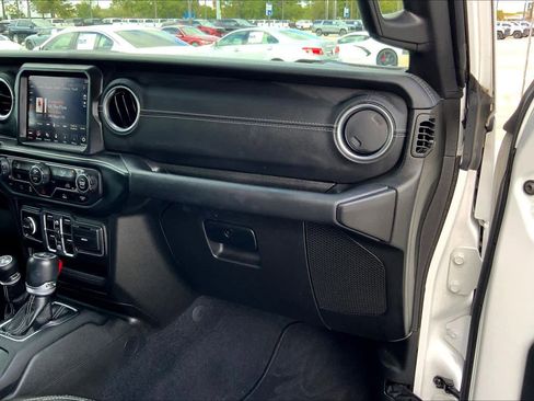 Used 2022 Jeep Wrangler Unlimited Sahara image 17