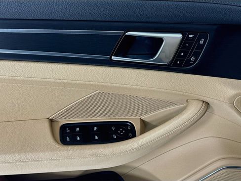 Used 2023 Porsche Panamera image 11