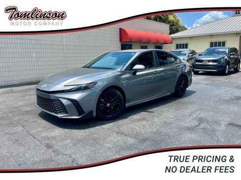 Used 2026 Toyota Camry SE FWD image 1