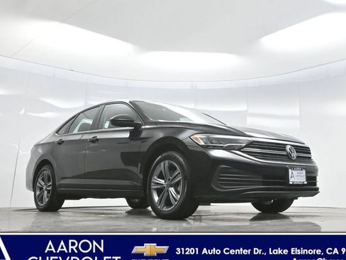 Used 2024 Volkswagen Jetta SE FWD image 2