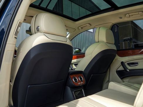 Used 2018 Bentley Bentayga image 13
