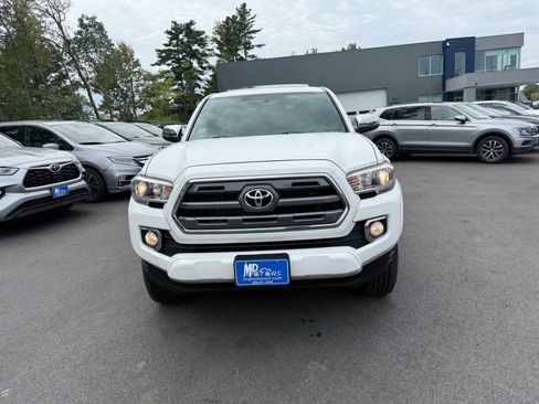 Used 2016 Toyota Tacoma Limited image 4