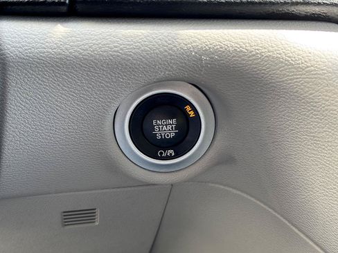 Used 2024 Chrysler Pacifica Touring-L FWD image 20