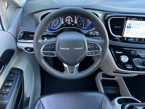 Used 2023 Chrysler Pacifica Touring-L FWD image 15