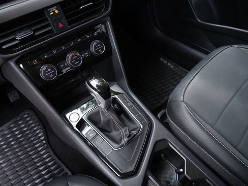 Certified 2024 Volkswagen Taos SE FWD image 17