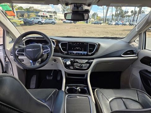 Used 2023 Chrysler Pacifica Limited FWD image 17