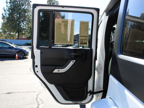 Used 2018 Jeep Wrangler Unlimited Sahara w/ Connectivity Group image 18