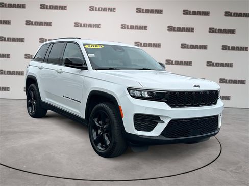 Used 2023 Jeep Grand Cherokee Altitude image 7