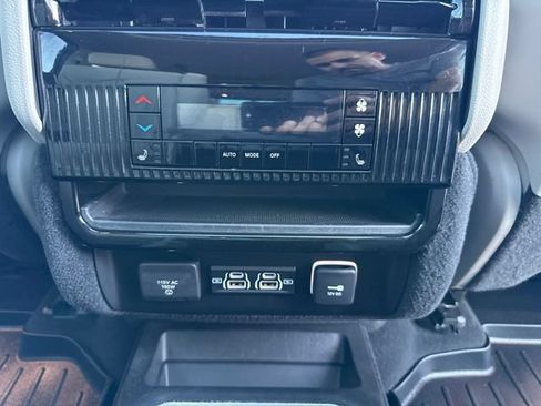 Used 2022 Jeep Wagoneer Series III w/ Premium Group I AWD/4WD image 19