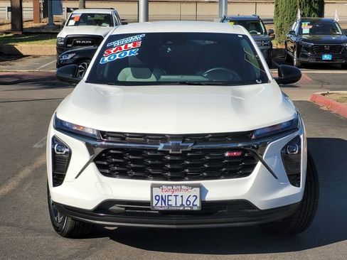 Used 2024 Chevrolet Trax RS FWD image 3