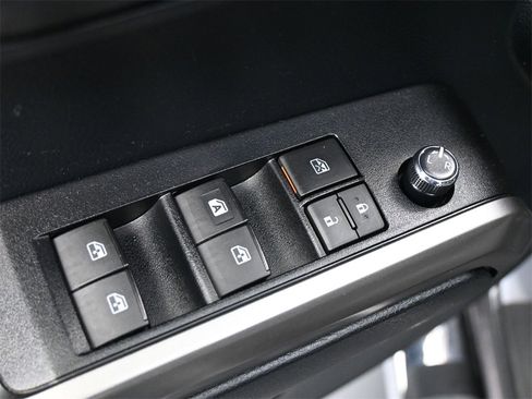 Used 2017 Toyota Tacoma SR5 image 4