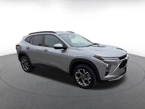 Used 2025 Chevrolet Trax LT image 2