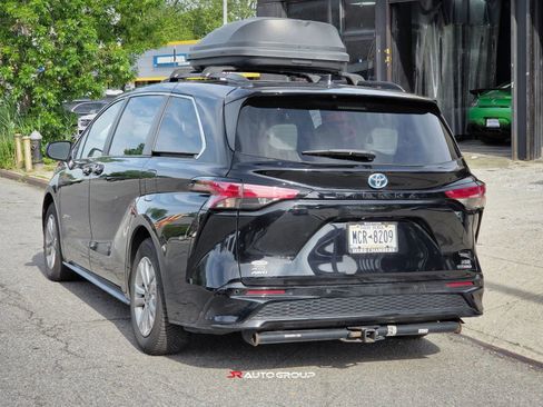 Used 2023 Toyota Sienna XSE AWD/4WD image 9