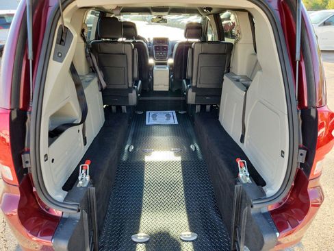 Used 2019 Dodge Grand Caravan SXT FWD image 12