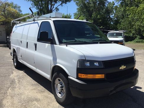 Used 2019 Chevrolet Express 3500 Extended w/ Driver Convenience Package RWD image 5