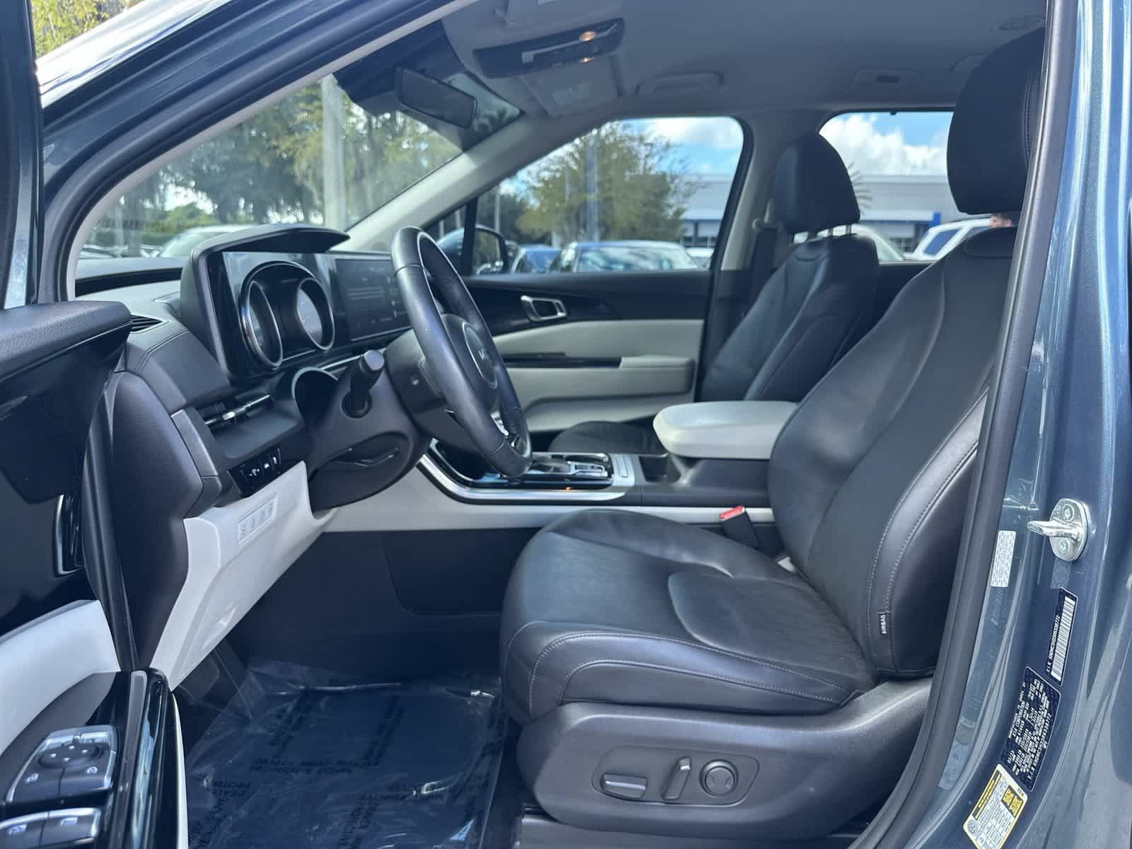 Used 2024 Kia Carnival EX FWD image 13