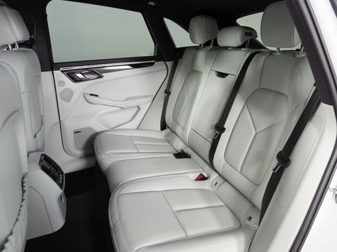 New 2026 Porsche Macan image 32