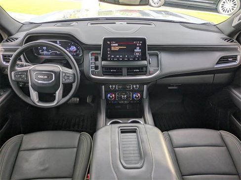 Used 2024 GMC Yukon SLT w/ SLT Luxury Package image 18