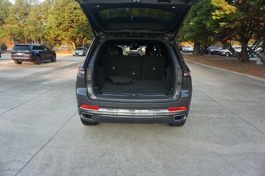Used 2022 Jeep Grand Cherokee Overland w/ Luxury Tech Group IV RWD image 18
