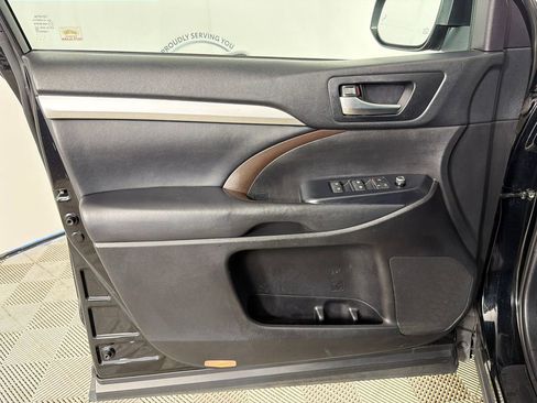 Used 2019 Toyota Highlander XLE image 12