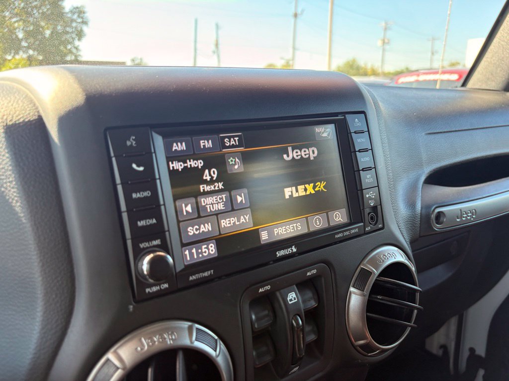 Used 2018 Jeep Wrangler Unlimited Sahara AWD/4WD image 15