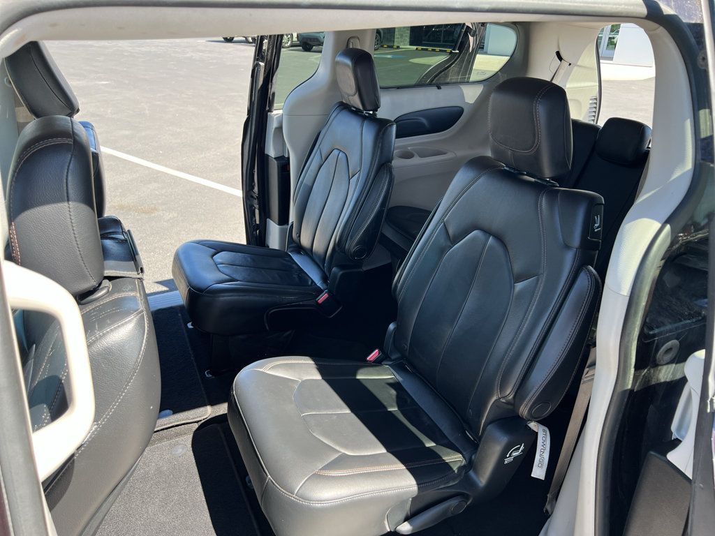 Used 2017 Chrysler Pacifica Touring-L FWD image 39