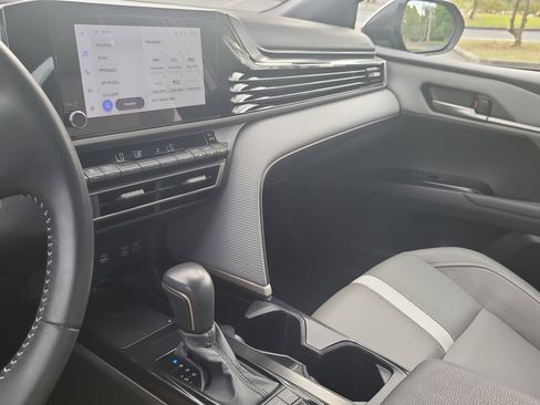 Used 2025 Toyota Camry SE image 21