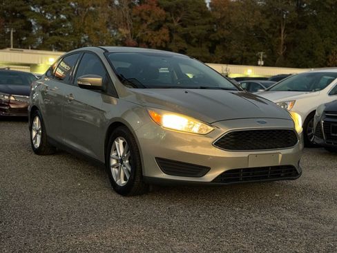 Used 2015 Ford Focus SE image 3