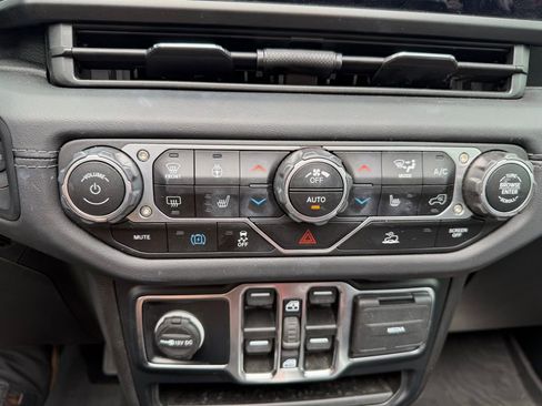 Used 2024 Jeep Wrangler Unlimited Sahara image 14