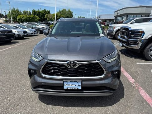 Used 2022 Toyota Highlander Platinum AWD/4WD image 2