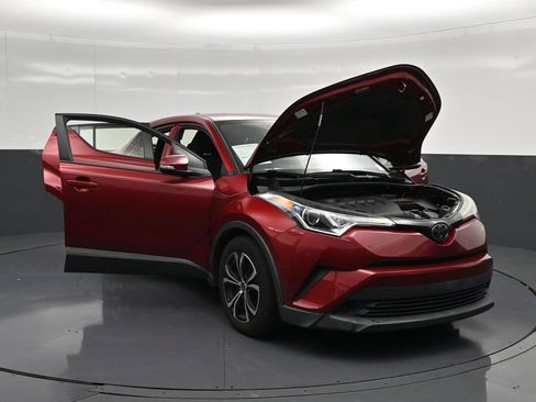 Used 2019 Toyota C-HR LE FWD image 32