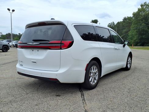 Used 2024 Chrysler Pacifica Touring-L FWD image 15