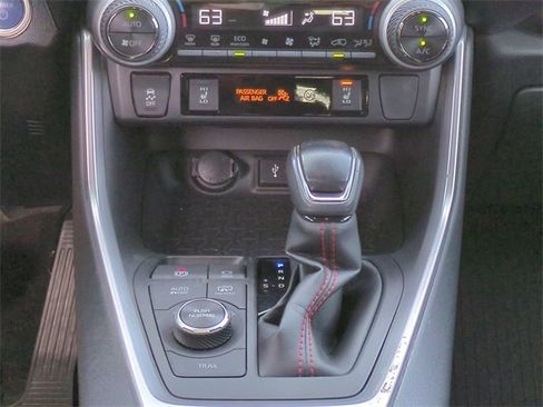 Used 2022 Toyota RAV4 SE image 21