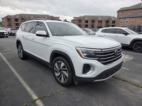 Used 2024 Volkswagen Atlas SE AWD/4WD image 2