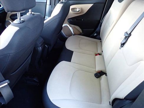 Used 2015 Jeep Renegade Latitude w/ Cold Weather Group FWD image 9