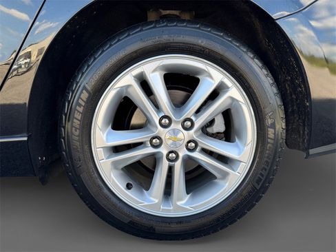 Used 2017 Chevrolet Cruze LT w/ Sun And Sound Package image 11