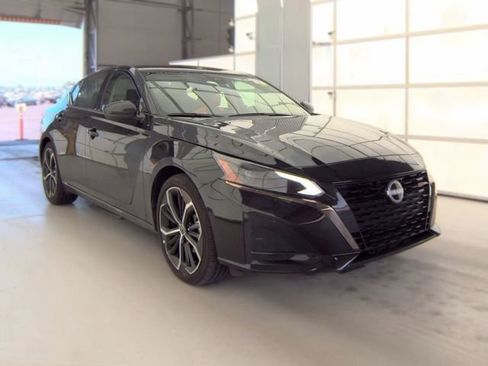 Used 2025 Nissan Altima 2.5 SR FWD image 3