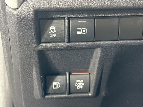 Used 2025 Toyota Sienna LE image 14