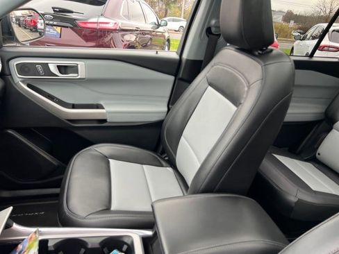 Certified 2022 Ford Explorer XLT w/ Equipment Group 202A image 9
