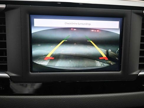 Used 2022 Chrysler Voyager LX image 12